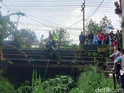 Kecelakaan di Sukabumi, Motor Nyangkut di Jembatan-Pengendara Terbawa Arus