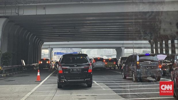 Kepadatan jelang masuk tol layang MBZ dari arah cawang, sementara di ruas bawah tol japek tampak lancar