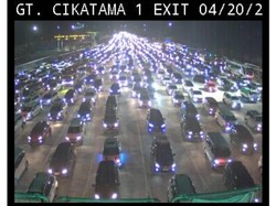 Padat Merayap, Begini Penampakan Kendaraan di GT Cikampek Utama