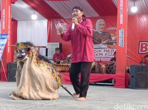 Kala Ragam Kesenian Indramayu Hibur Para Pemudik Kala Ragam Kesenian Indramayu Hibur Para Pemudik