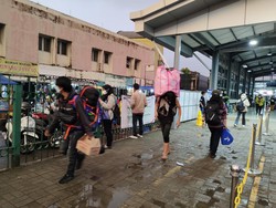 Sumringah Kuli Panggul Stasiun Rangkasbitung Raup Cuan Selama Momen Mudik