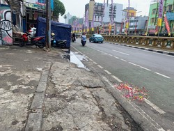Warga Tabur Bunga di Lokasi Pejalan Kaki Tewas Ditabrak Mobil di Jakpus