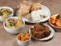 Ketupat Colet Dicocol Sambal Ale-ale, Hidangan Lebaran Kalimantan Barat