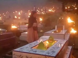 Kearifan Lokal! Tradisi Nyalakan Lilin di Kuburan Jelang Lebaran di Sulbar