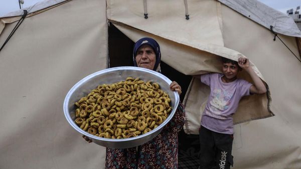 Melestarikan Kue Asin Menjelang Lebaran dari Tenda Pengungsian di Suriah