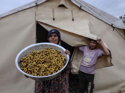 Melestarikan Kue Asin Menjelang Lebaran dari Tenda Pengungsian di Suriah