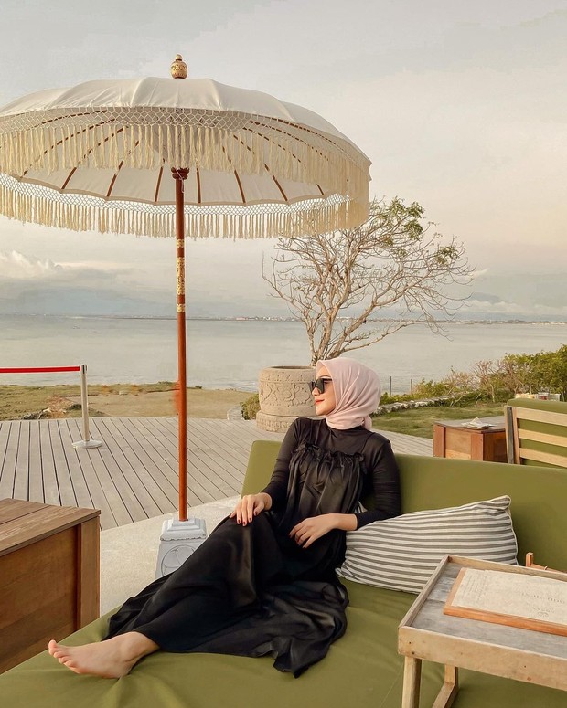 Melody Prima dengan dress satin hitam/Sumber: IG @melodyprima