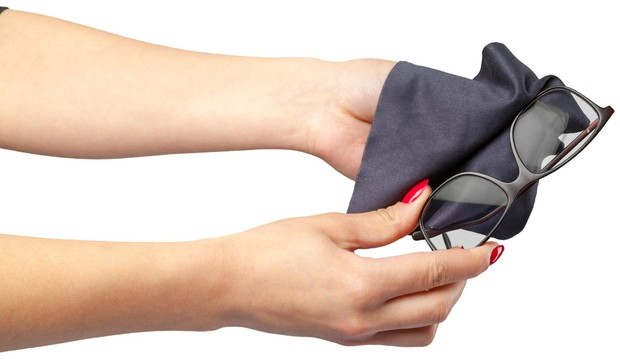 Mengelap kacamata/Sumber: Freepik Mengelap kacamata/Sumber: Freepik