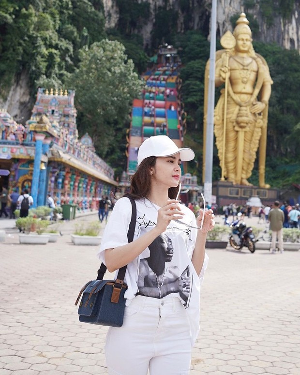 Michelle Ziudith saat berpose di depan kuil/Sumber: IG @michelleziu