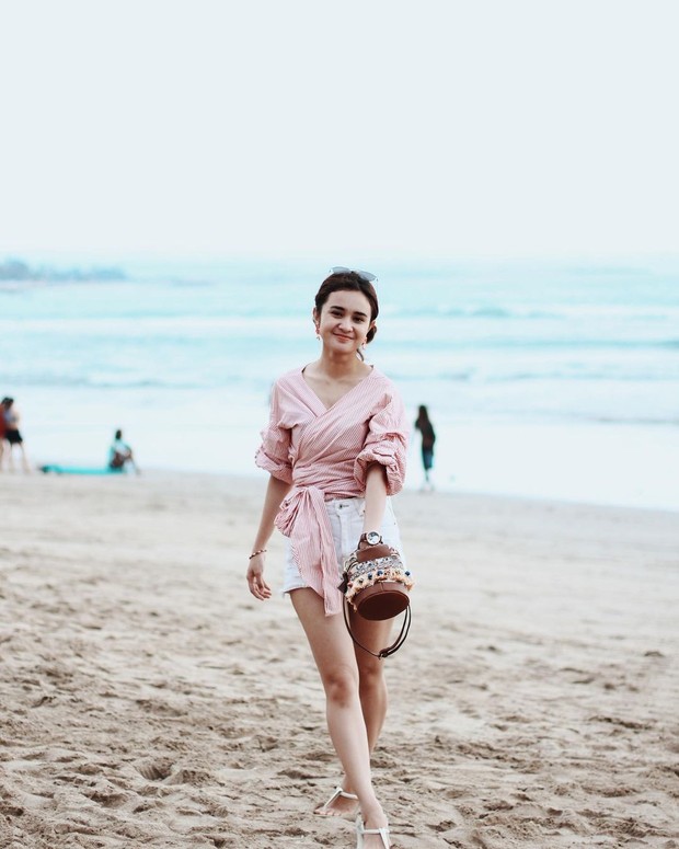 Michelle Ziudith saat di pantai/Sumber: IG @michelleziu