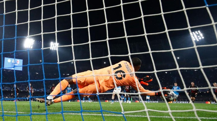 NAPLES, ITALY - APRIL 18: Mike Maignan of AC Milan saves the penalty kicked by Khvicha Kvaratskhelia of SSC Napoli during the UEFA Champions League quarterfinal second leg match between SSC Napoli and AC Milan at Stadio Diego Armando Maradona on April 18, 2023 in Naples, Italy. (Photo by Matteo Ciambelli/DeFodi Images via Getty Images)