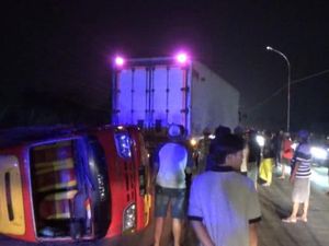 Minibus Angkut 17 Pemudik Asal Tulungagung Terguling di Arteri Jombang Minibus Angkut 17 Pemudik Asal Tulungagung Terguling di Arteri Jombang
