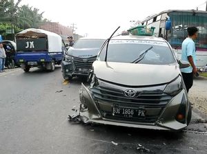 Tabrakan Beruntun 3 Mobil di Jalinsum Asahan, 13 Orang Luka-luka Tabrakan Beruntun 3 Mobil di Jalinsum Asahan, 13 Orang Luka-luka