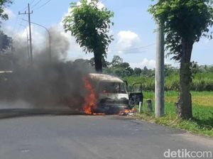 Mobil Penjual Pakaian di Blitar Hangus Terbakar Usai Isi BBM Mobil Penjual Pakaian di Blitar Hangus Terbakar Usai Isi BBM