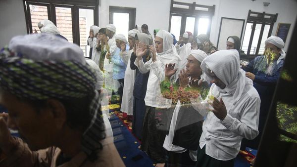 Momen Jemaah Tarekat Naqsabandiyah di Bogor Gelar Salat Id