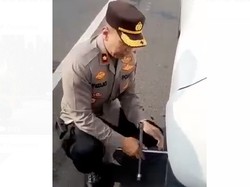 Momen Kapolsek Pesanggrahan Ganti Ban Pemudik gegara Pecah
