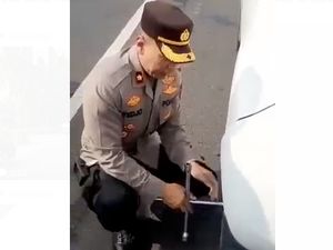 Momen Kapolsek Pesanggrahan Ganti Ban Pemudik gegara Pecah Momen Kapolsek Pesanggrahan Ganti Ban Pemudik gegara Pecah