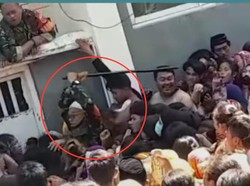 Babinsa Pukul Warga Antre Zakat Juga Selamatkan Wanita Hamil Terjepit