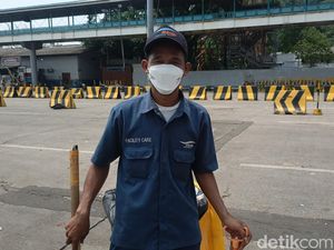 Kerelaan Muhtar 7 Tahun Tunda Mudik demi Merak Bersih dari Sampah Pemudik Kerelaan Muhtar 7 Tahun Tunda Mudik demi Merak Bersih dari Sampah Pemudik