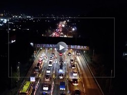 VIDEO: Mulai Padat, Panjangnya Antrean Kendaraan di Exit Tol Merak