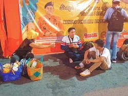 Pedagang Asongan Pelabuhan Padangbai Cuan Rp 1 Juta Sehari Saat Arus Mudik