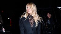 8 Gaya Pamela Anderson di Peluncuran H&M x Mugler, Seksi Berbaju Transparan