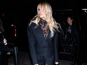 8 Gaya Pamela Anderson di Peluncuran H&M x Mugler, Seksi Berbaju Transparan 8 Gaya Pamela Anderson di Peluncuran H&M x Mugler, Seksi Berbaju Transparan