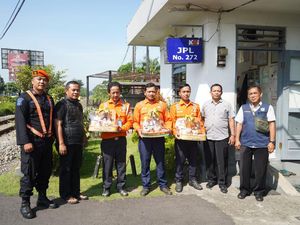 Bupati Kediri Bagikan Parsel Lebaran ke Petugas Perlintasan Kereta Api