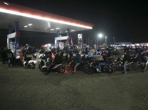 Potret Panjangnya Antrean Pengisian BBM Pemudik Motor di Indramayu Potret Panjangnya Antrean Pengisian BBM Pemudik Motor di Indramayu
