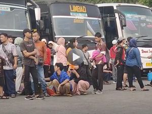 VIDEO: Pemudik di Terminal Kampung Rambutan Ngeluh Tunggu Bus Berjam-jam