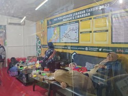 Tunggu Kapal Berjam-jam, Pemudik Motor Bawa Anak Dievakuasi ke Pos Polisi