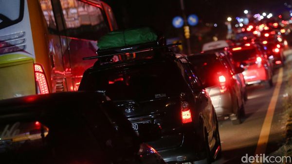 Penampakan Antrean Panjang di GT Merak
