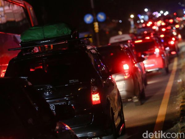 Penampakan Antrean Panjang di GT Merak