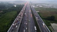 Penampakan dari Udara Arus Mudik Saat Contraflow di Tol Japek