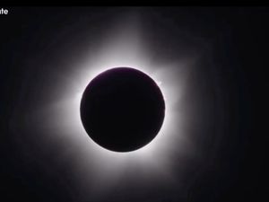 Penampakan Jelas Gerhana Matahari Hibrida di Langit Australia Penampakan Jelas Gerhana Matahari Hibrida di Langit Australia