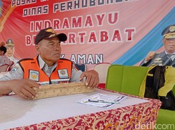 Suka Duka Penghitung Kendaraan Mudik Lebaran di Indramayu