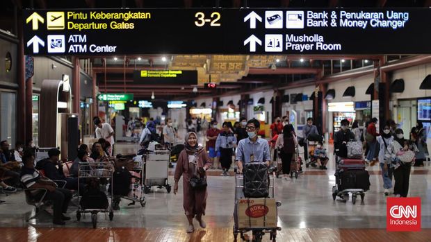 Sejumlah calon penumpang pesawat antre untuk lapor diri di Terminal 2 Bandara Sekarno Hatta, Tangerang, Banten, Kamis, 20 April 2023. (CNN Indonesia/ Adhi Wicaksono)