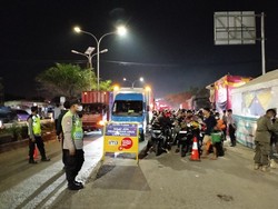 Padat Pemudik, Polisi Terapkan Penyekatan di Simpang JLS Menuju Ciwandan