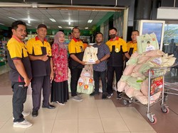 Andre Rosiade Bagikan Ratusan Paket Sembako ke Porter Bandara Minangkabau