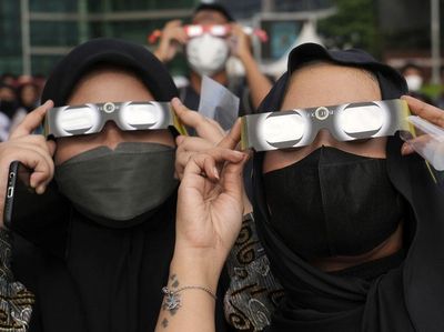 Potret Antusias Warga Nobar Gerhana Matahari Hibrida di Jakarta