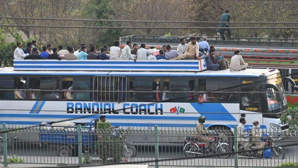 Potret Mudiknya Warga Pakistan, Sampai Naik ke Atap Bus