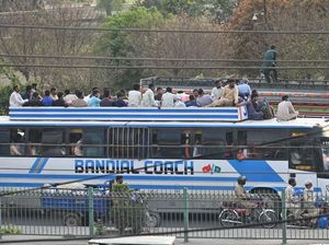 Potret Mudiknya Warga Pakistan, Sampai Naik ke Atap Bus
