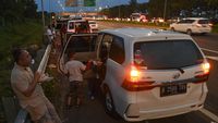 Ragam Potret Pemudik Sahur hingga Buka Puasa di Bahu Tol