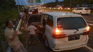 Ragam Potret Pemudik Sahur hingga Buka Puasa di Bahu Tol
