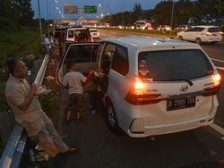 Ragam Potret Pemudik Sahur hingga Buka Puasa di Bahu Tol