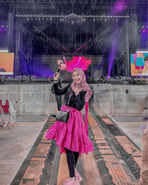 Ria Ricis dengan rok pink fantanya/Sumber: IG @riaricis1795