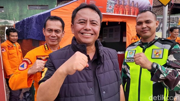 Sekda Sumedang Herman Suryatman saat meninjau Pos Terpadu