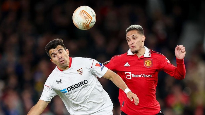 MANCHESTER, ENGLAND - APRIL 13: Marcos Acuna of Sevilla FC and Antony of Manchester United battle for the ball during the UEFA Europa League quarterfinal first leg match between Manchester United and Sevilla FC at Old Trafford on April 13, 2023 in Manchester, United Kingdom. (Photo by Michael Zemanek/DeFodi Images via Getty Images)