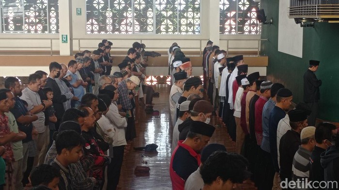 Sholat gerhana berjemaah di Bandung.
