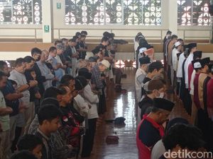 Takbir Berkumandang, Warga Bandung Gelar Salat Gerhana Berjemaah Takbir Berkumandang, Warga Bandung Gelar Salat Gerhana Berjemaah